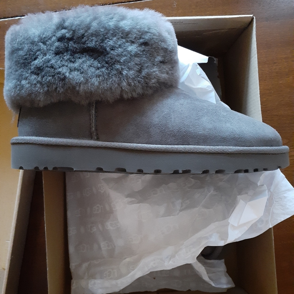 New in box Ugg Mini Fluff Boot Grey 8